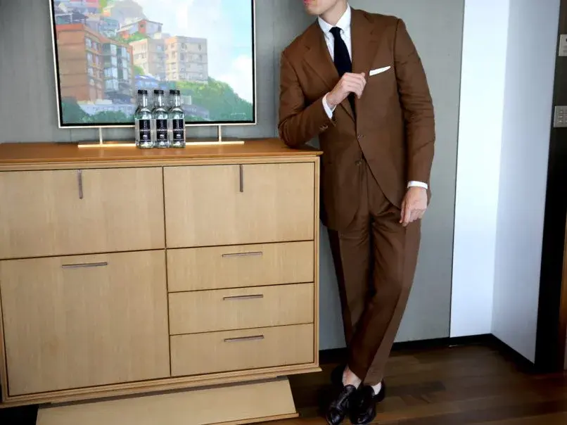 W.-Bill-suit-FULL-806x604.webp